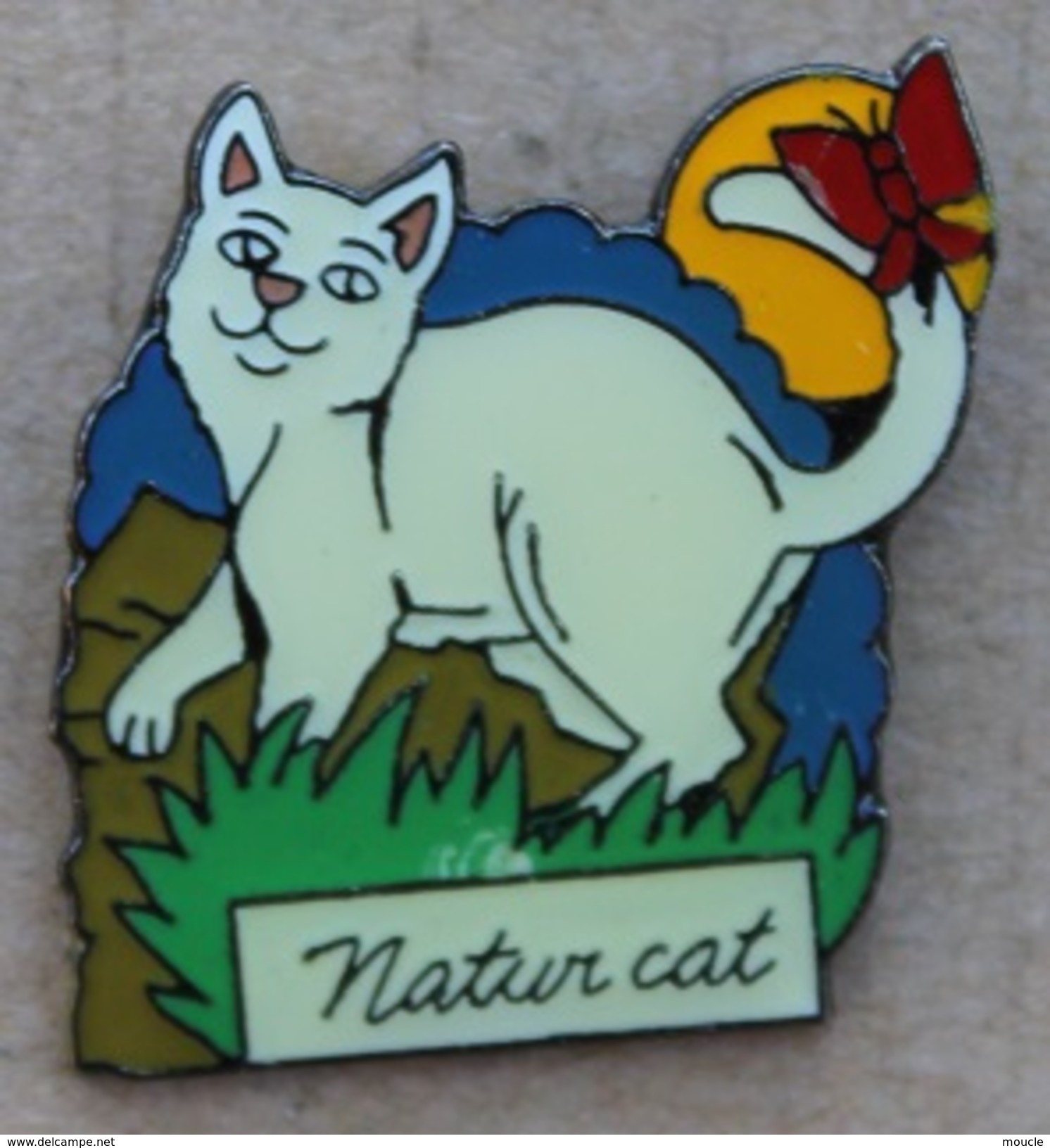 NATUR CAT - CHAT BLANC AVEC UN PAPILLON SUR LA QUEUE -                            (JAUNE) - Animals