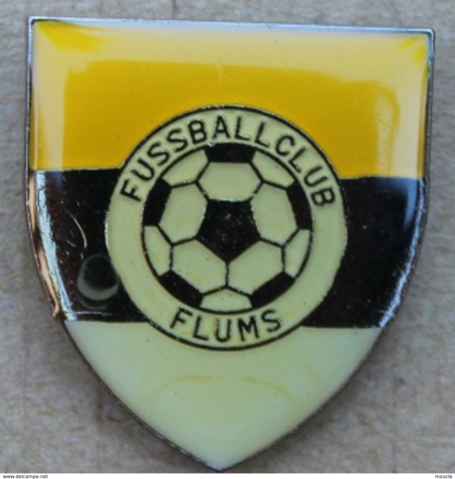 FUSSBALL CLUB FLUMS - FOOTBALL - FOOT - SUISSE - SWISS SOCCER - CANTON DE ST GALL -            (JAUNE) - Football