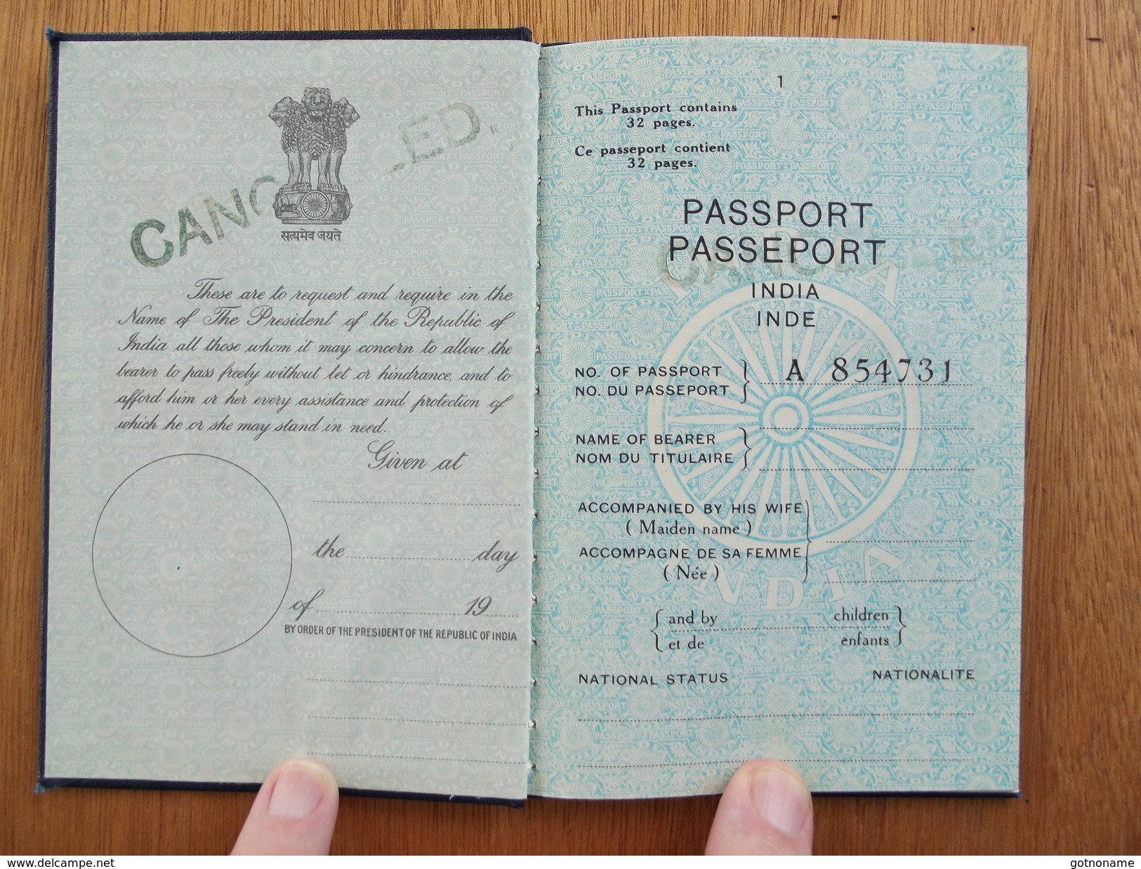 Passeport De L'Inde, Passport, Reisepass,  Circa 1975, Non Circulé. Tampon 'London' (port De Londres) India - Documents Historiques