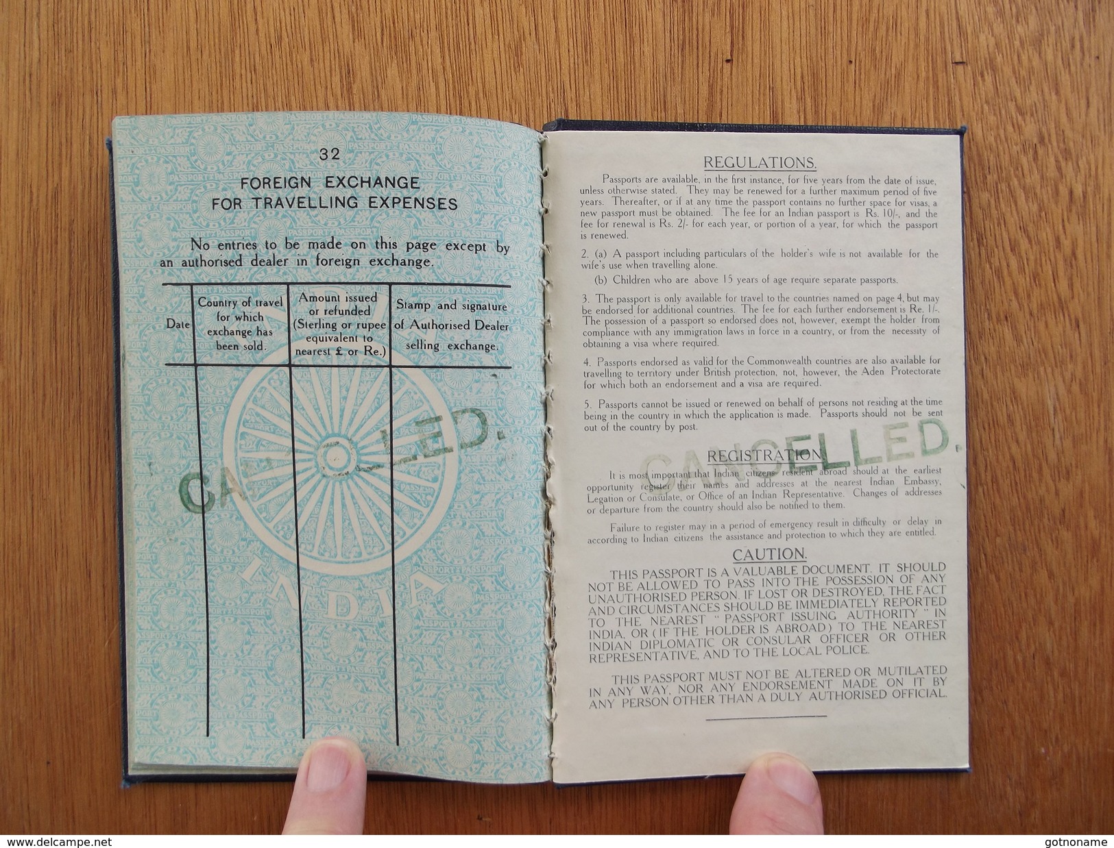 Passeport de l'Inde, passport, reisepass,  circa 1975, non circulé. Tampon 'London' (port de Londres) India