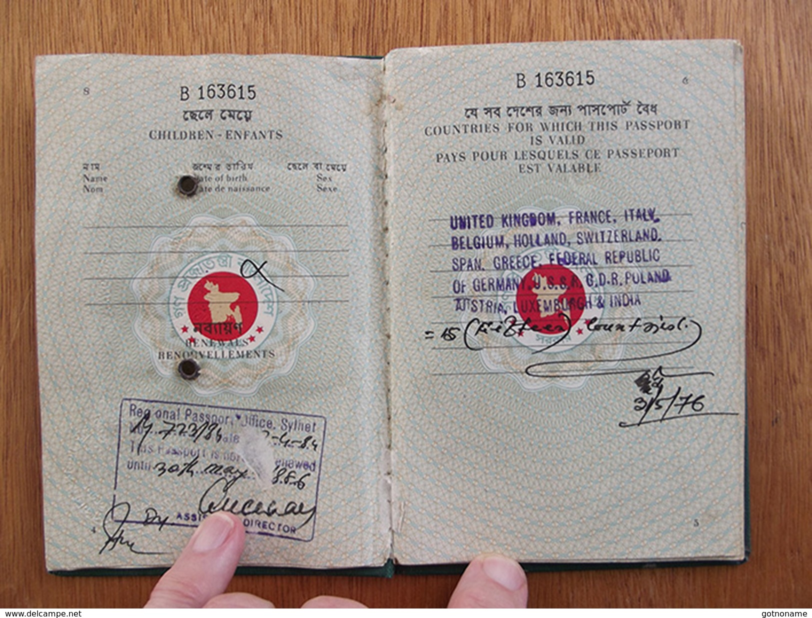 Passeport, Passport, Reisepass Bangladesh 1976 En Mauvais état. Bangladesh Passport 1976 In Poor Condition. - Documents Historiques