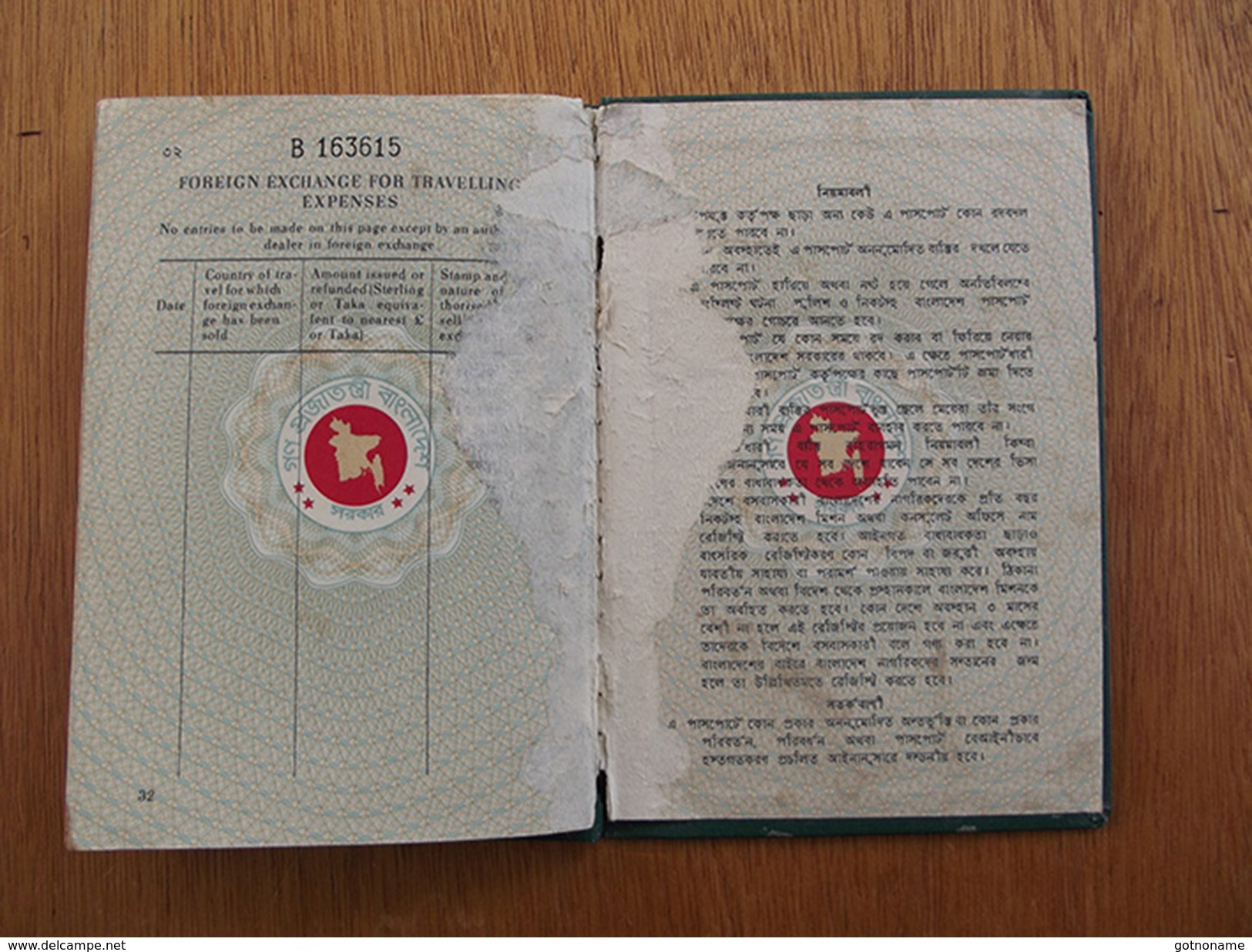 Passeport, passport, reisepass Bangladesh 1976 en mauvais état. Bangladesh passport 1976 in poor condition.