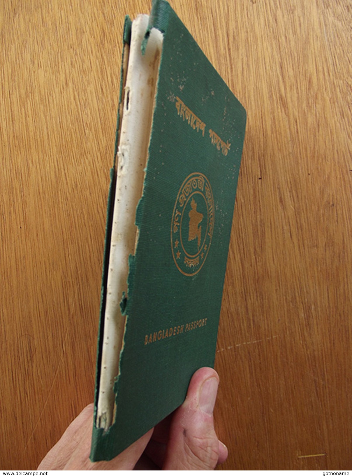 Passeport, passport, reisepass Bangladesh 1976 en mauvais état. Bangladesh passport 1976 in poor condition.