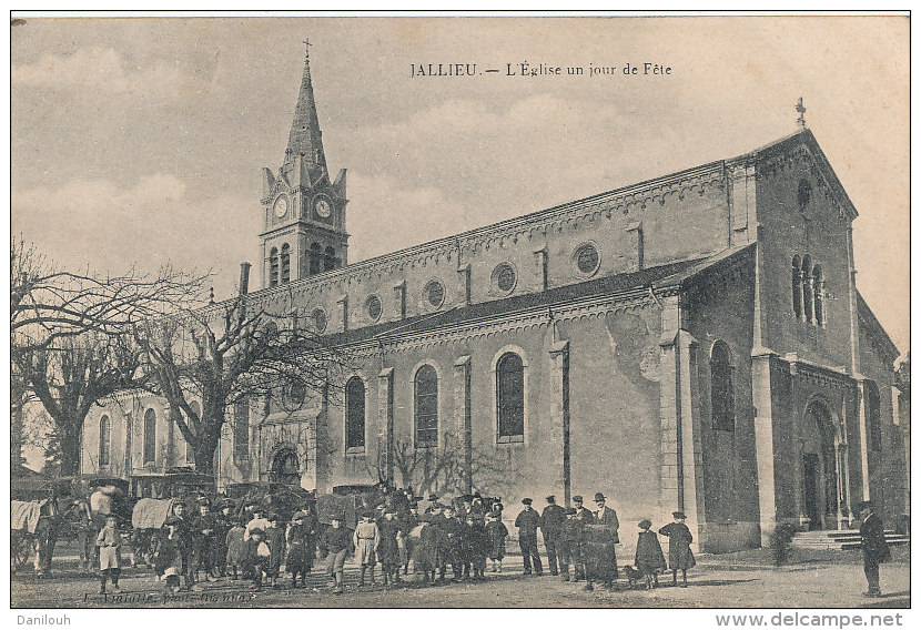 38 // JALLIEU  L'église Un Jour De Fête - Jallieu