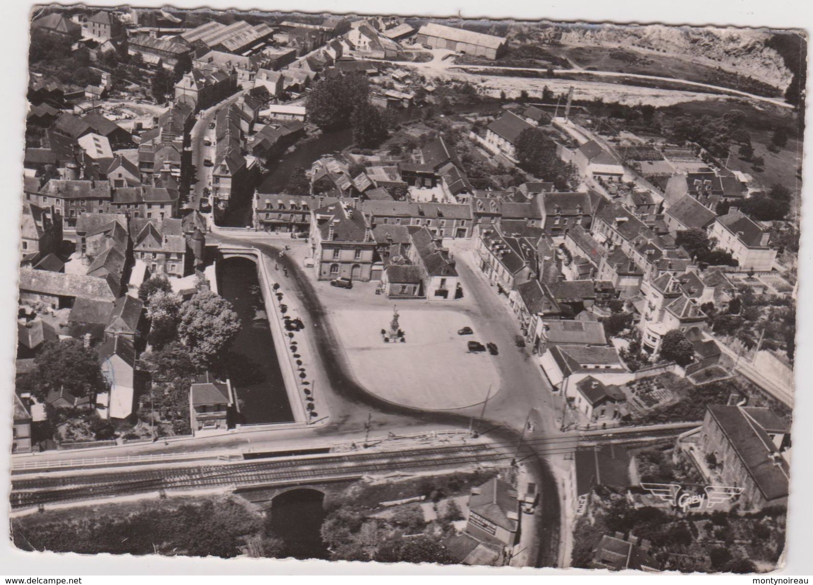 Loire  Atlantique :  PONT  CHATEAU  : Place  Du  Monument  Aux  Morts Et  Mairie - Pontchâteau