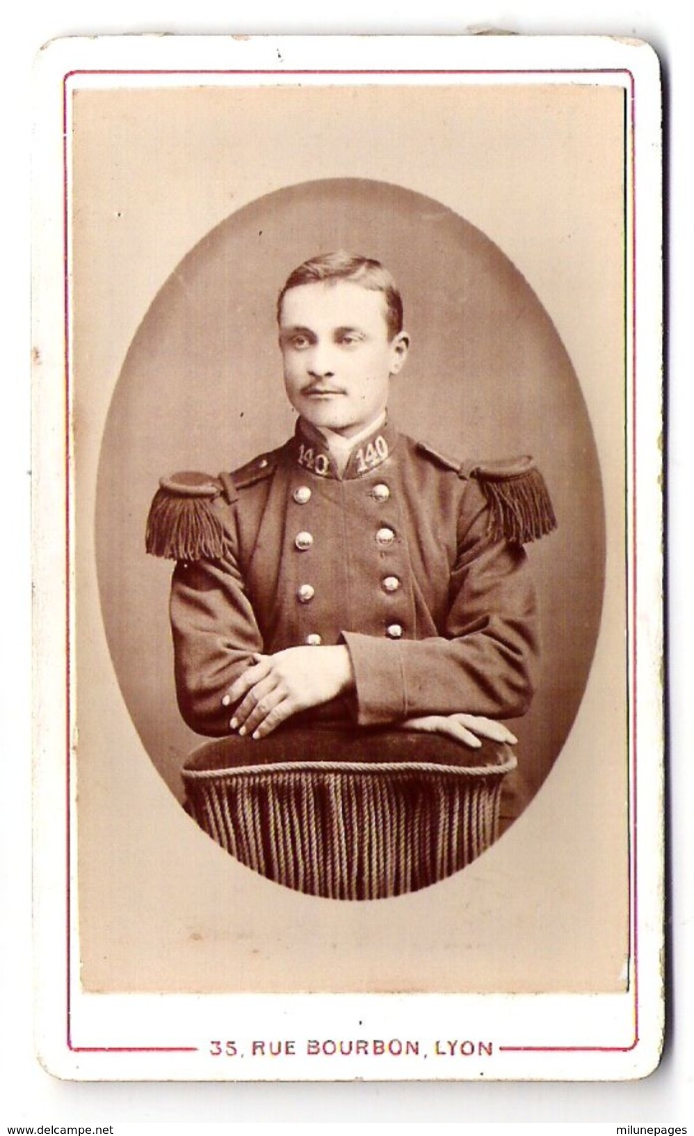 Photo Ancienne Cartonnée Type CDV D'un Militaire  Du 140 ème Avec Ses Belles épaulettes Et Sa Fine Moustache - Krieg, Militär