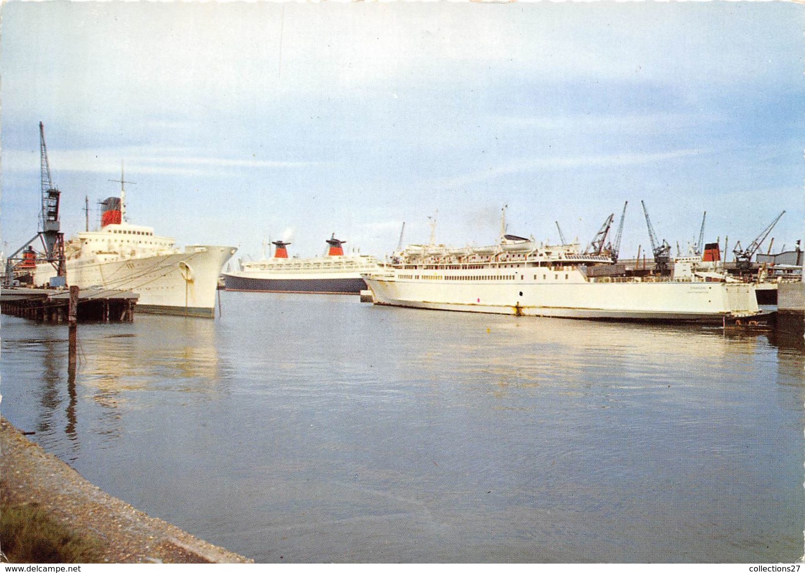 L'ANTILLES ET LE FRANCE DE LA Cie Gle TRANSATLANTIQUE , A DROITE LE LEOPARD OU DRAGON DES NORMANDIE FERRIES LE HAVRE - Paquebots