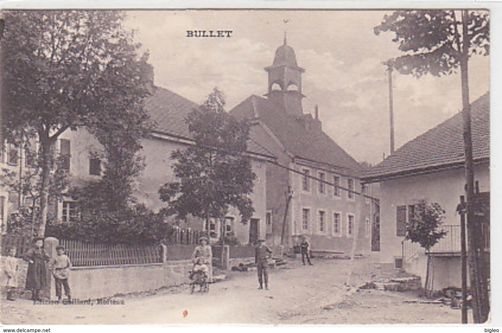 Bullet - Centre Village Animée       (A-49-141230) - Autres & Non Classés