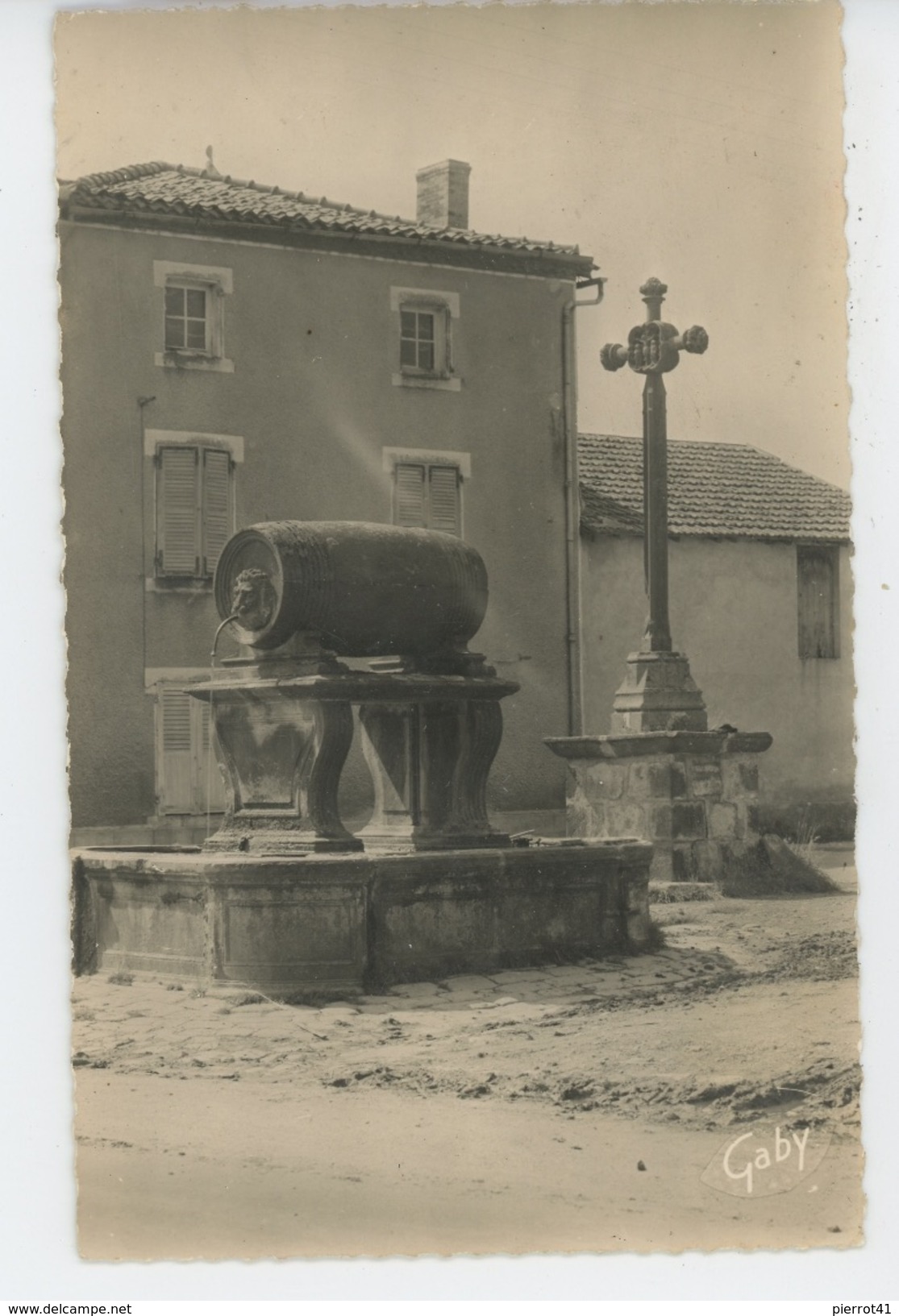 COMBRONDE - Croix Du XVème Siècle Et Fontaine Du Tonneau - Combronde