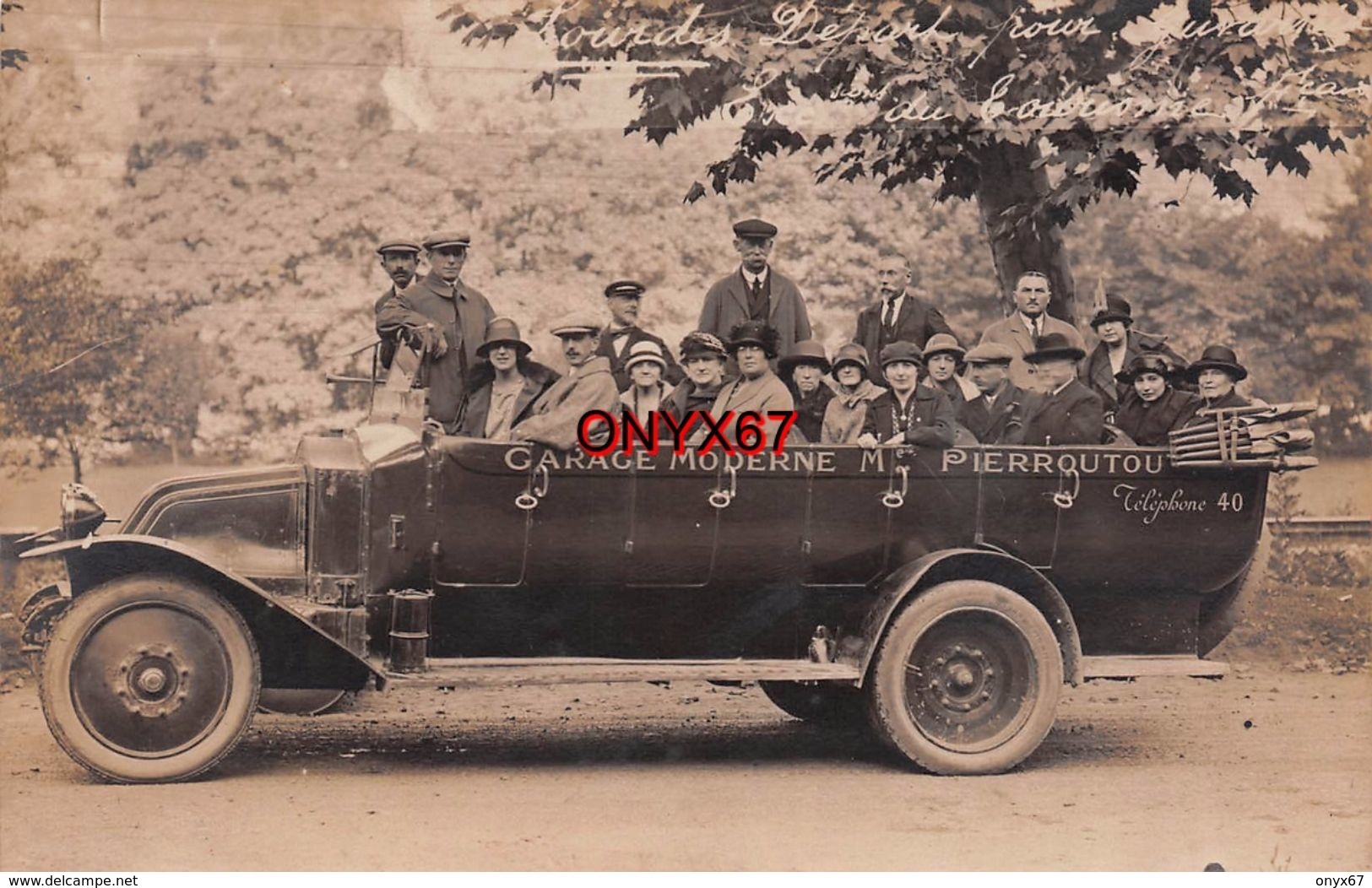 Carte Postale Photo BUS-AUTOBUS-CAR-CAMION-VOITURE-TRANSPORT Garage Moderne PIERROUTOU à Lourdes - Autobús & Autocar