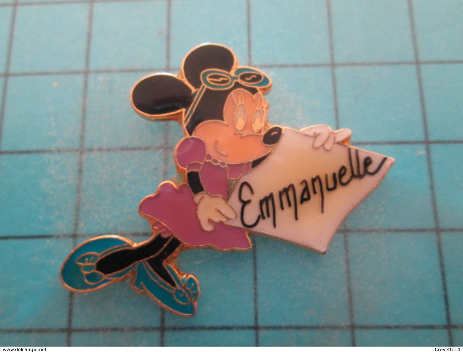 PIN815a : THEME DISNEY : MICKEY DEGUISE EN FILLE !!! PRENOM EMMANUELLE   Pas Commun Et En Très Bel état !!! - Disney