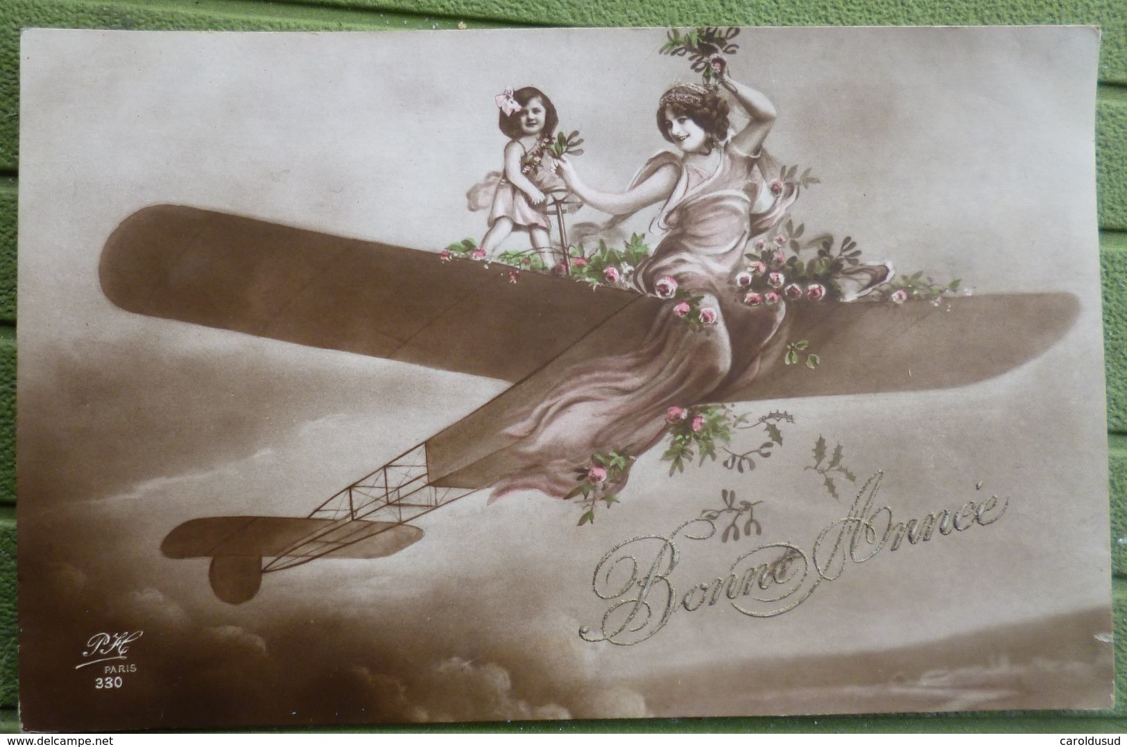 Photo Litho Montage Surrealisme Couleur PH 330 Femme Assise En Proue Et Fille Fillette Conduisant Avion Aeroplane - Autres & Non Classés