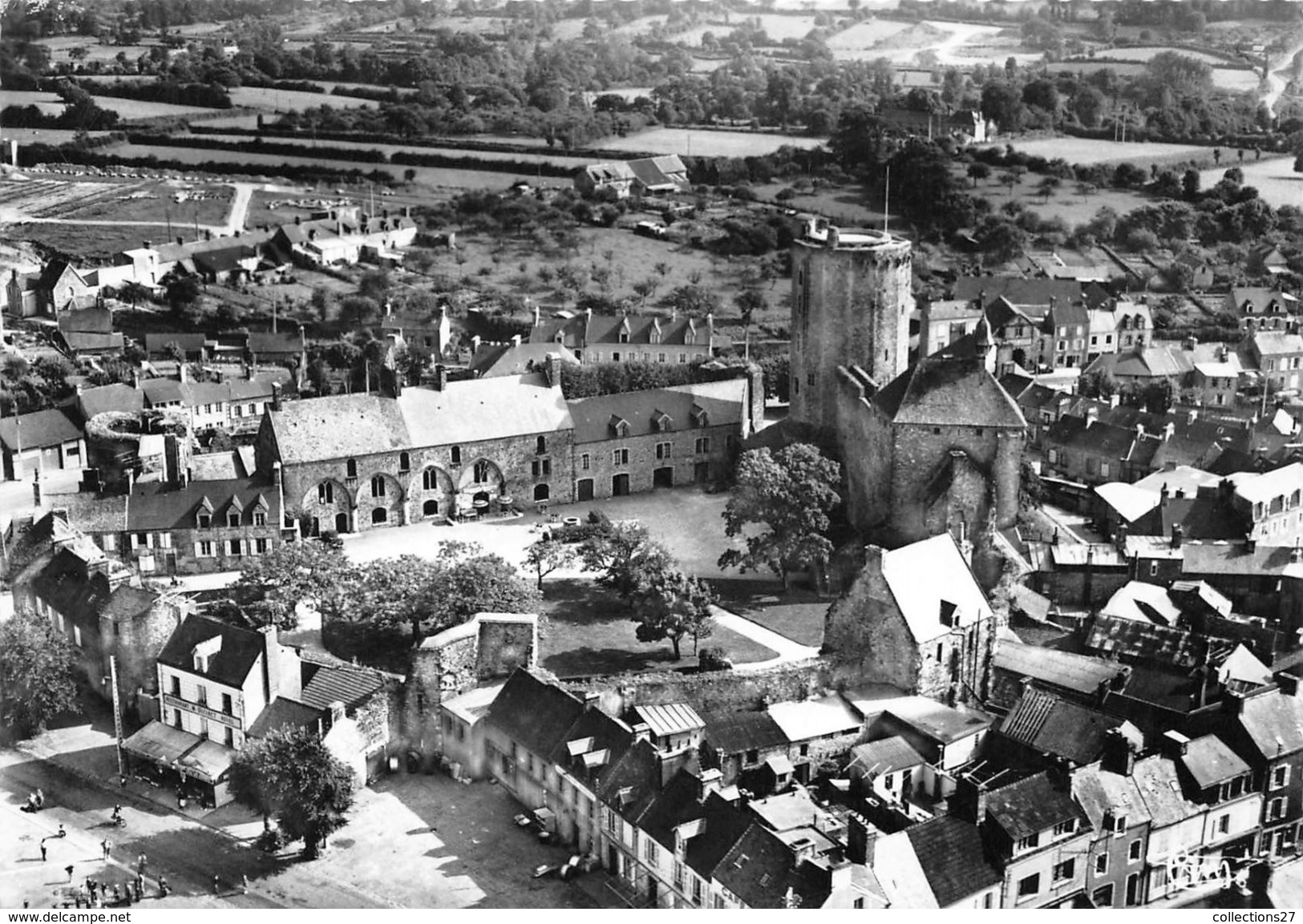 50-BRICQUEBEC- PLACE ET COUR INTERIEURE DU VIEUX CHATEAU , VUE AERIENNE - Bricquebec