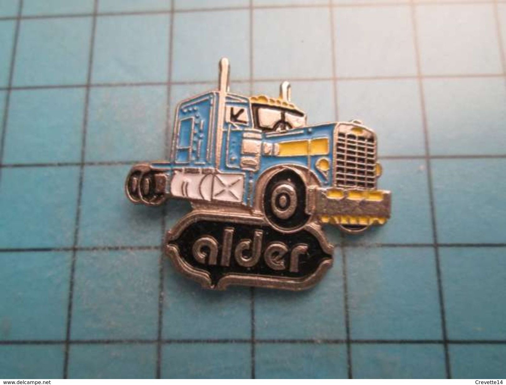 Sp03 Pin's Pins / ALDER GROS CAMION AMERICAIN JAUNE ET BLEU     ;   Belle Qualité !!!   Marquage Au Dos : ---- - Media