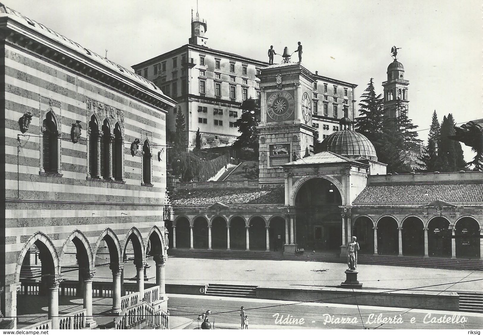 Udine  - Piazza Liberta E  Castello    Italy   # 06691 - Udine