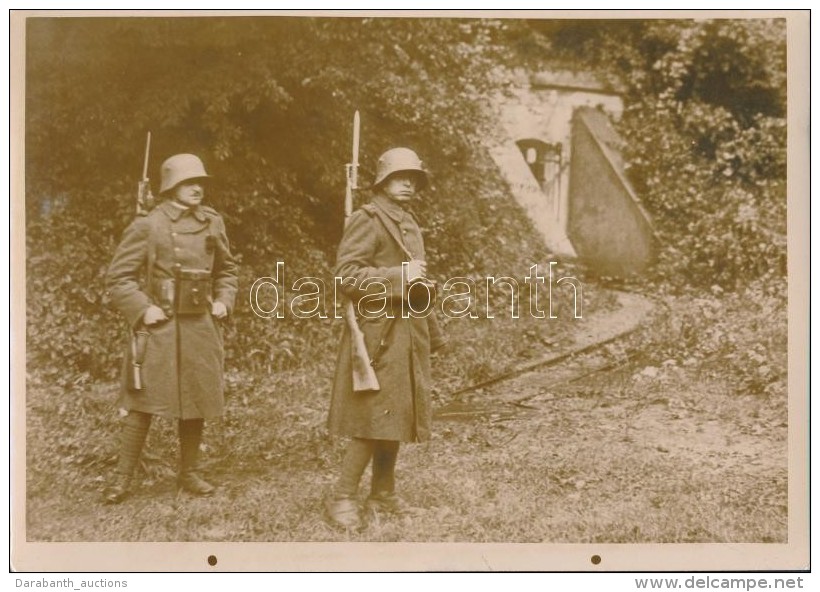 Cca 1940 Magyar Katon&aacute;k P&eacute;csn&eacute;l Egy Bunker Mellett. Feliratozott Francia... - Otros & Sin Clasificación