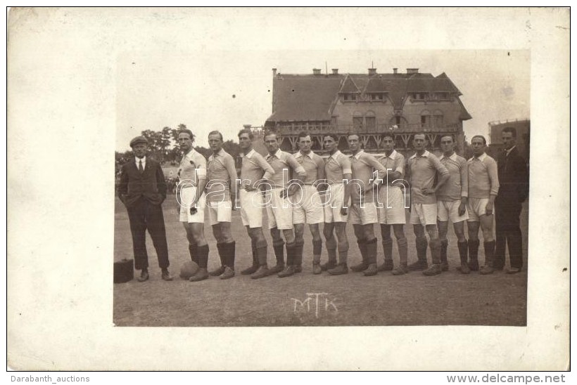 ** T2/T3 ~1900 Budapest, MTK Labdar&uacute;g&oacute; Csapat A Klubh&aacute;z ElÅ‘tt / Hungarian Football Group In... - Unclassified