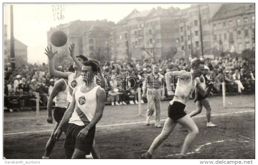 * 1935 Budapest, FÅ‘iskolai Vil&aacute;gbajnoks&aacute;g, Kos&aacute;rlabda M&eacute;rkÅ‘z&eacute;s. Photo - Sin Clasificación