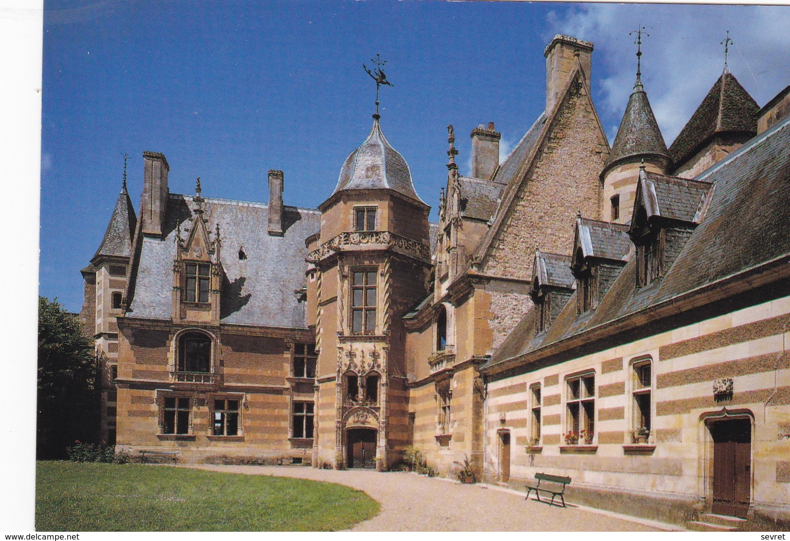 AINAY-le-VIEIL. -  Le Château. Cour Intérieure. CPM - Ainay-le-Vieil