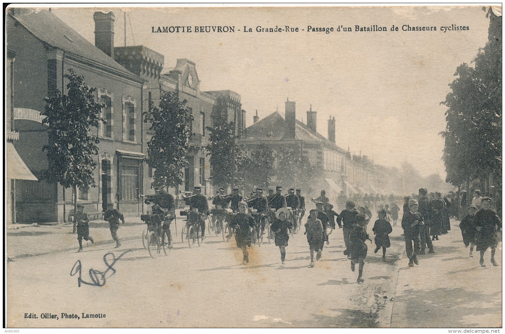 CPA 41 LAMOTTE BEUVRON La Grande Rue Passage D'un Bataillon De Chasseurs Cyclistes - Lamotte Beuvron