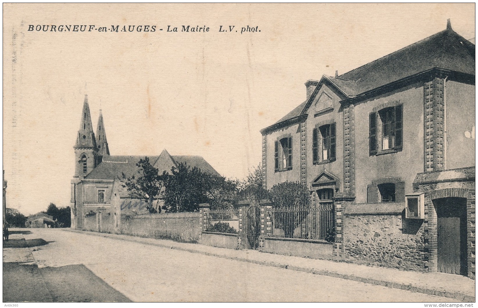 CPA 49 BOURGNEUF EN MAUGES La Mairie - Chalonnes Sur Loire