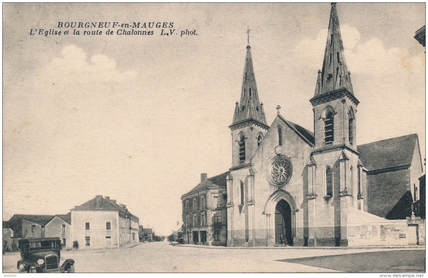 CPA 49 BOURGNEUF EN MAUGES L'église Et La Route De Chalonnes - Chalonnes Sur Loire