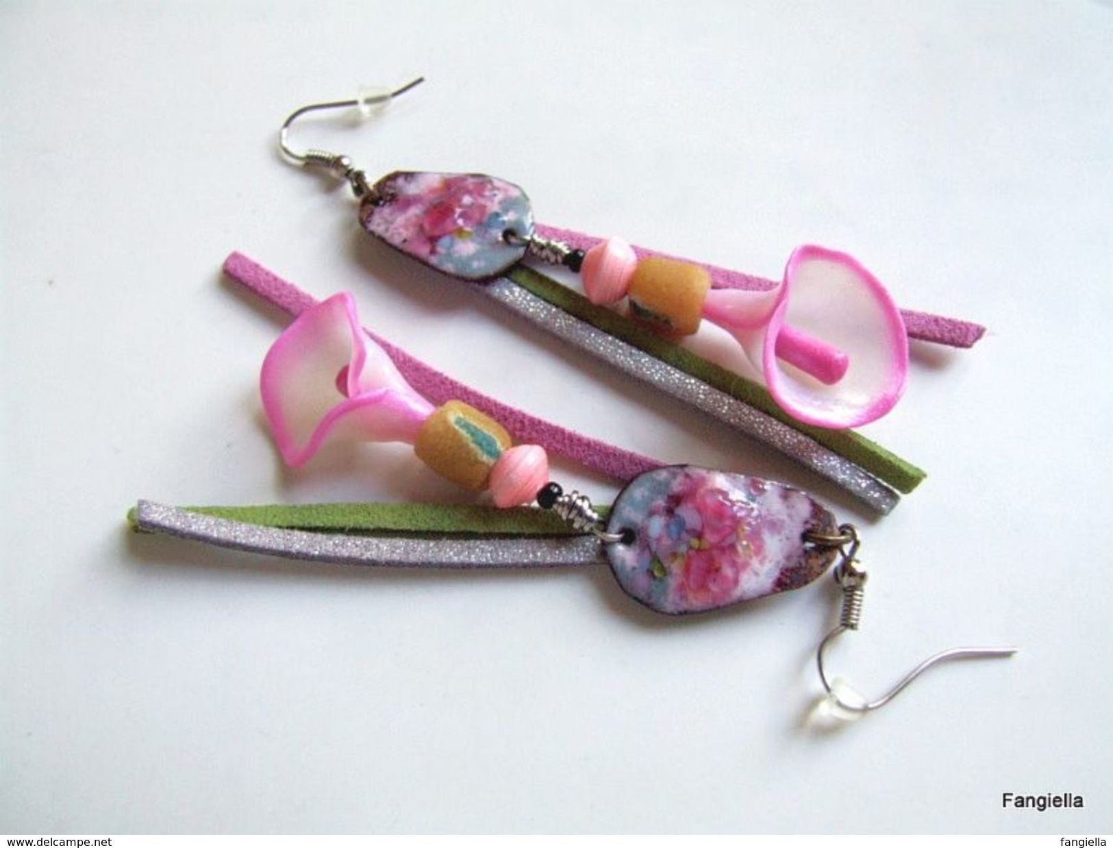 Boucles D'oreilles émaux Sur Cuivre Rose Multicolore Suédine Fleur Perles Africaines  Légères Et Délicates, Elles Sauron - Orecchini