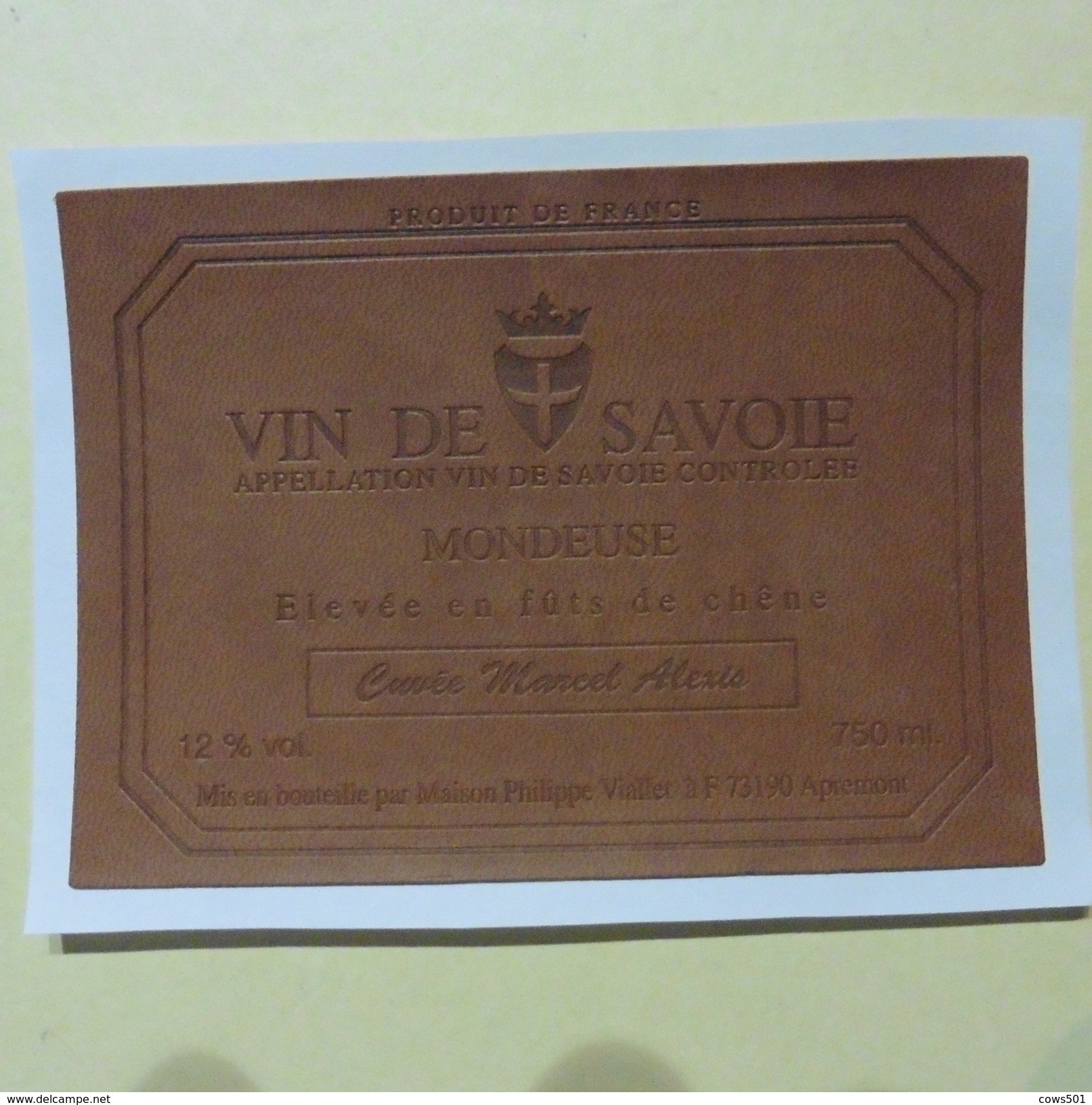Belle  étiquette En Cuir  Pour  Bouteille   De Vin  Sur Support - Other & Unclassified