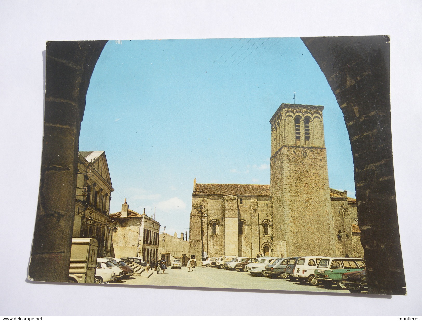 CPSM 79 - PARTHENAY EGLISE SAINTE-CROIX - VOITURES EN GROS PLAN - Parthenay