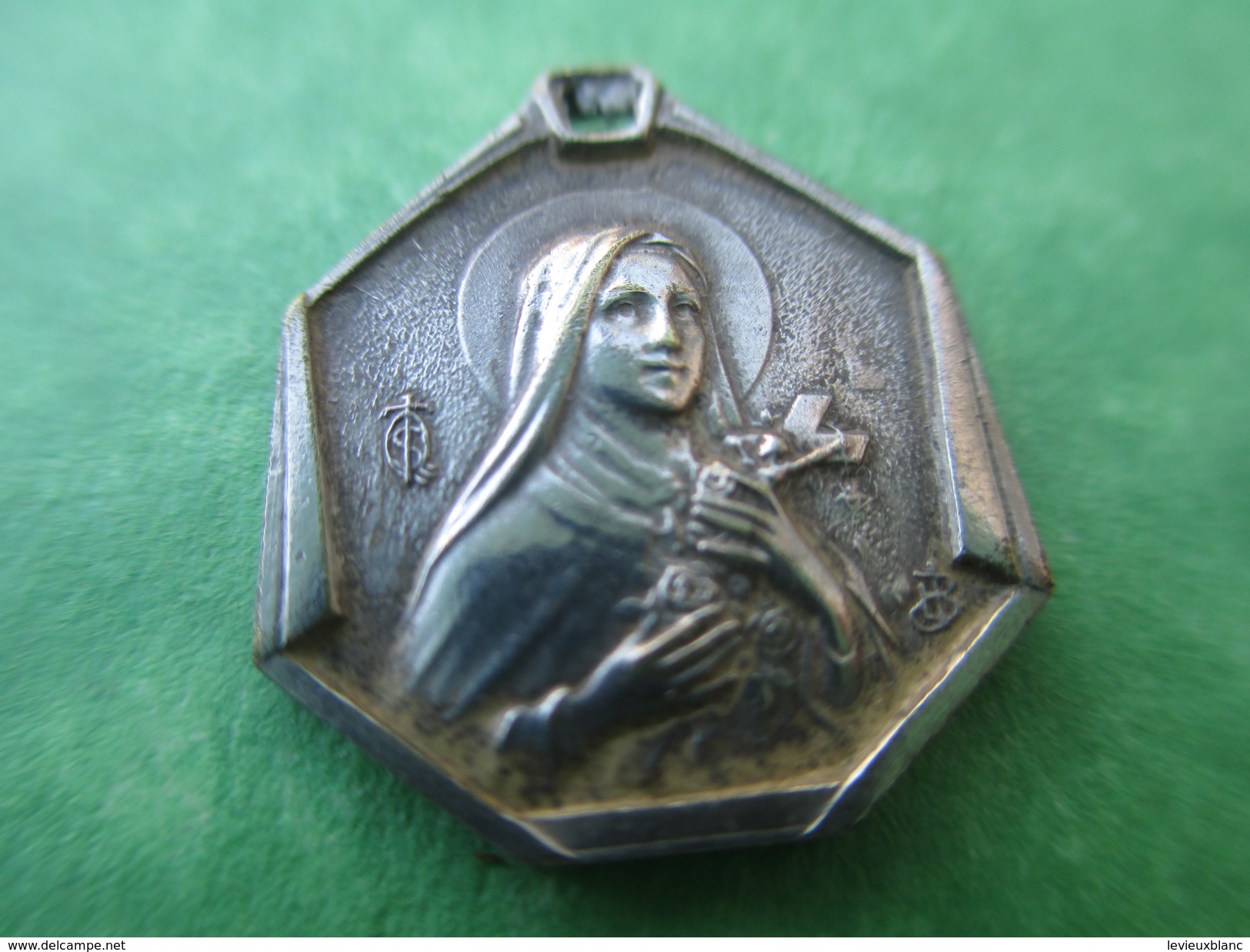 Petite Médaille Religieuse/ Sainte Thérése / Basilique De Lisieux / Début XXème Siècle     CAN282 - Religion &  Esoterik