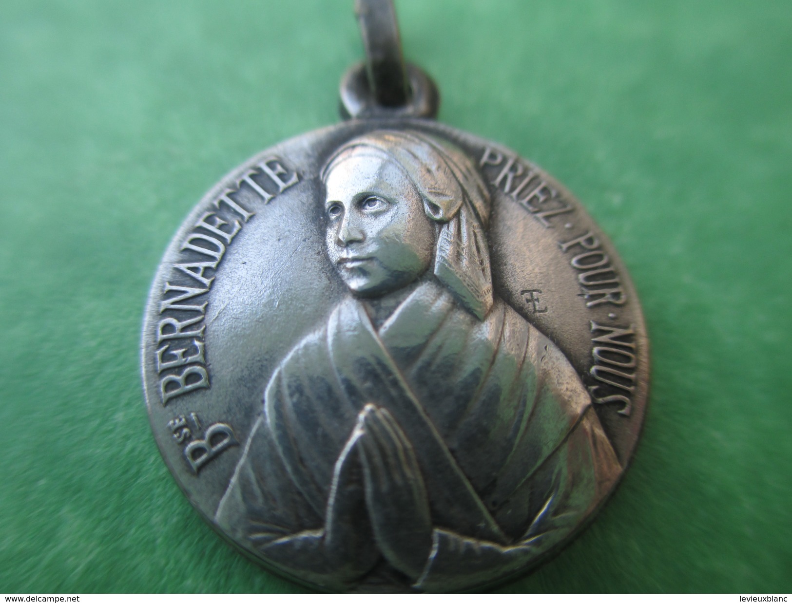 Petite Médaille Religieuse/ Bienheureuse Bernadette Priez Pour Nous . Grotte De Lourdes / Début XXème Siècle     CAN285 - Religion &  Esoterik