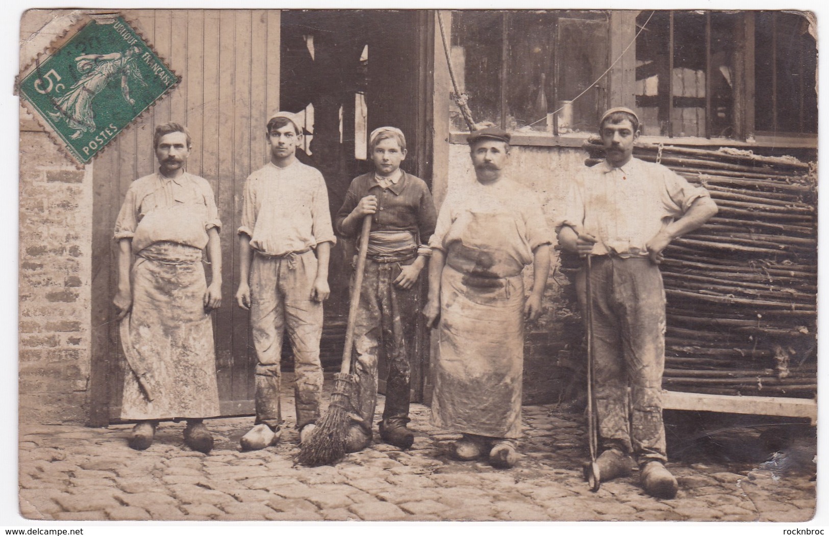 Ancienne Carte Photo Artisans Ouvriers Sabots à Identifier - Personnes Anonymes