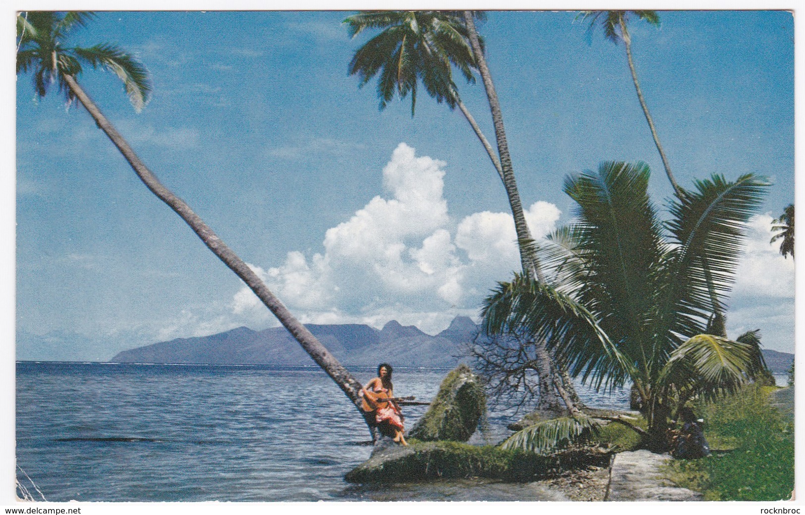 CPSM TAHITI "Guitariste Tahitienne Sur La Plage" (Natural Colors By Mike Roberts, Printed In USA) - Tahiti