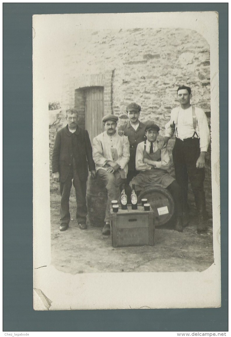 CPA (Mét.) Groupe D'hommes Présentant Ce Qui Semble être Un Biere - Carte Photo Non Datée, Non Située - Artisanat