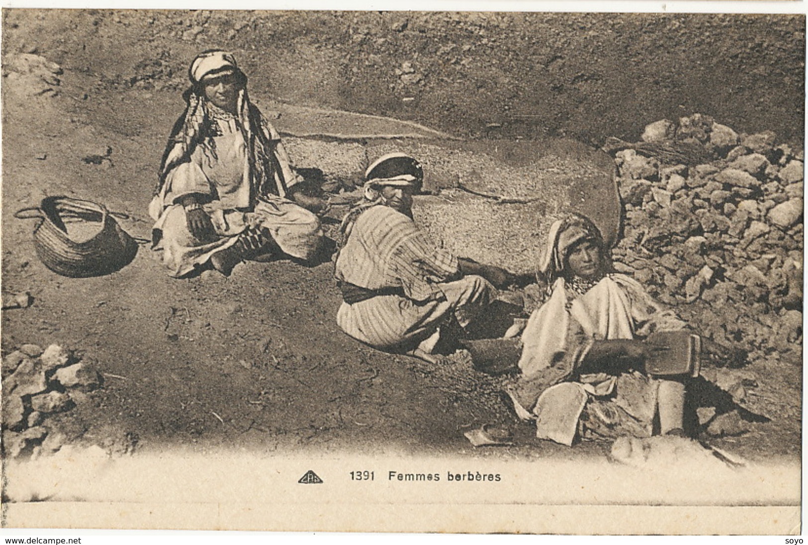 Femmes Berberes Moulant Du Grain  Maroc - Artesanal