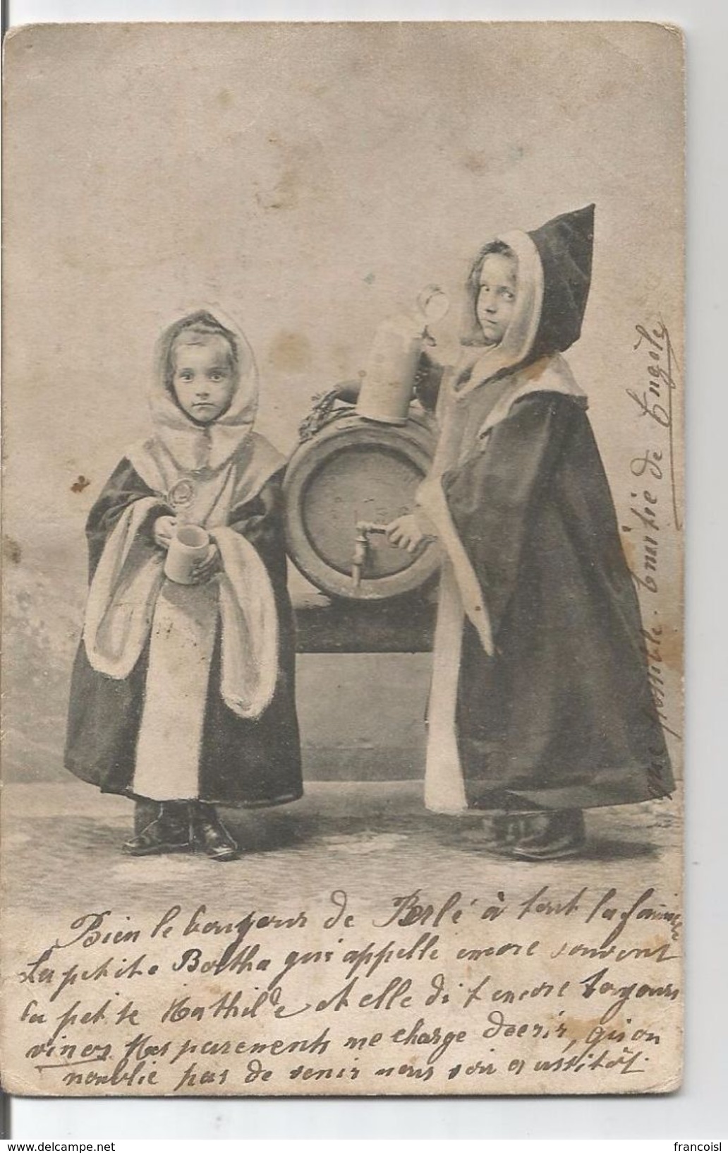 2 Petites Filles En Costume Servent De La Bière. Tonneau, Chopes. - Scènes & Paysages