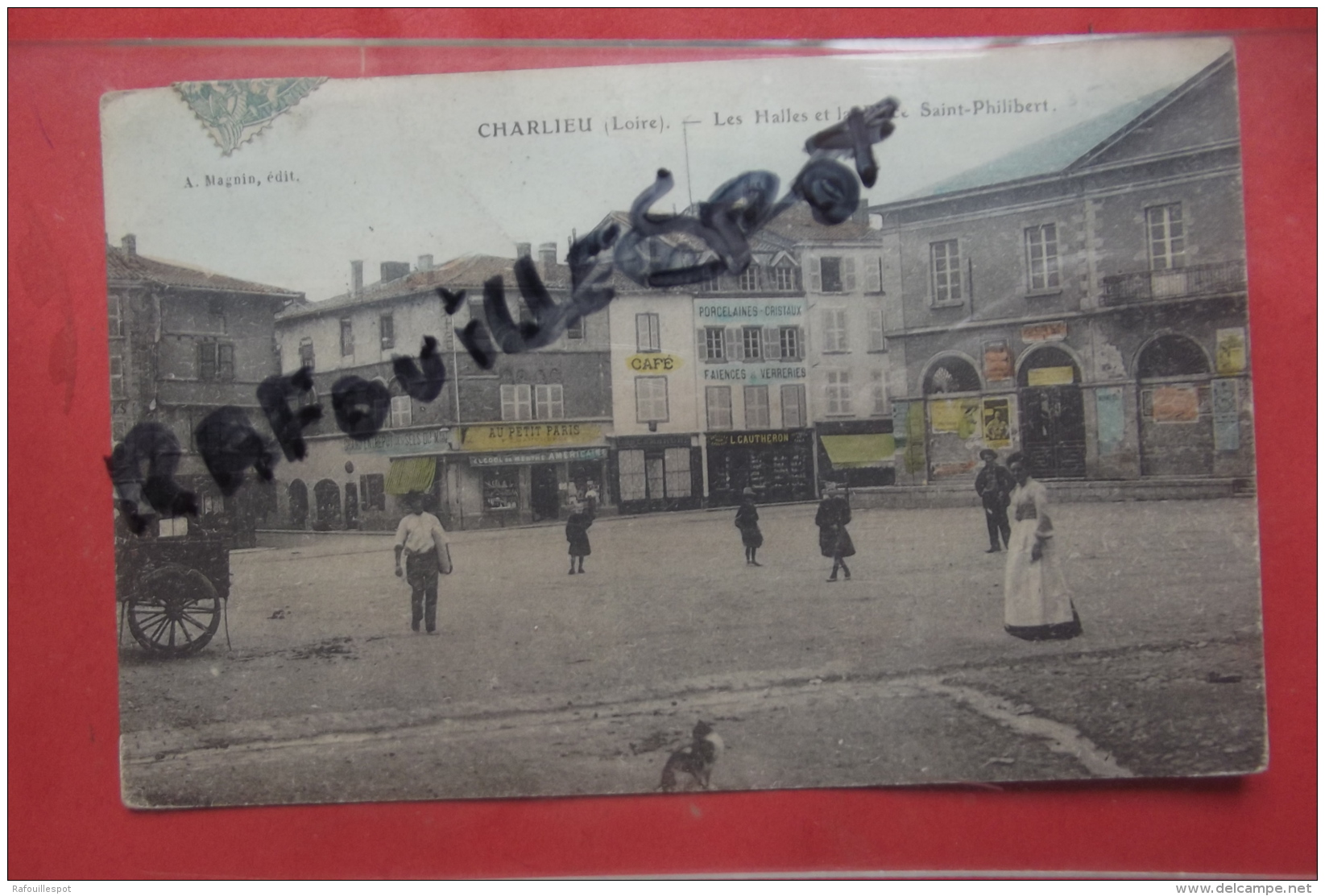 Cp  Charlieu Les Halles Et La Place Saint Philibert Couleur Peu Courant - Charlieu