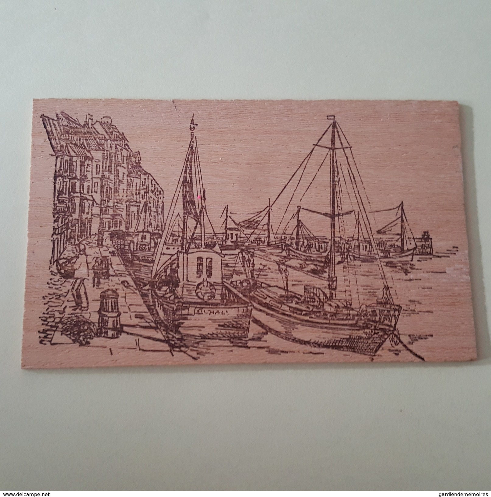 Carte Postale En Bois - Bateaux à Quai - F.C.B. Sauveterre 65700 - Altri & Non Classificati