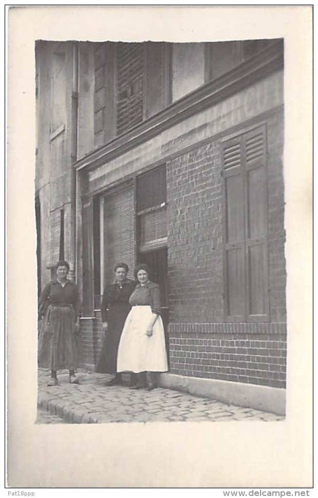 ** Carte Photo ** COMMERCES Magasins - Vue Extérieure Animée BOUCHERIE CHARCUTERIE - Lieu à Déterminer - Format CPA - Shops