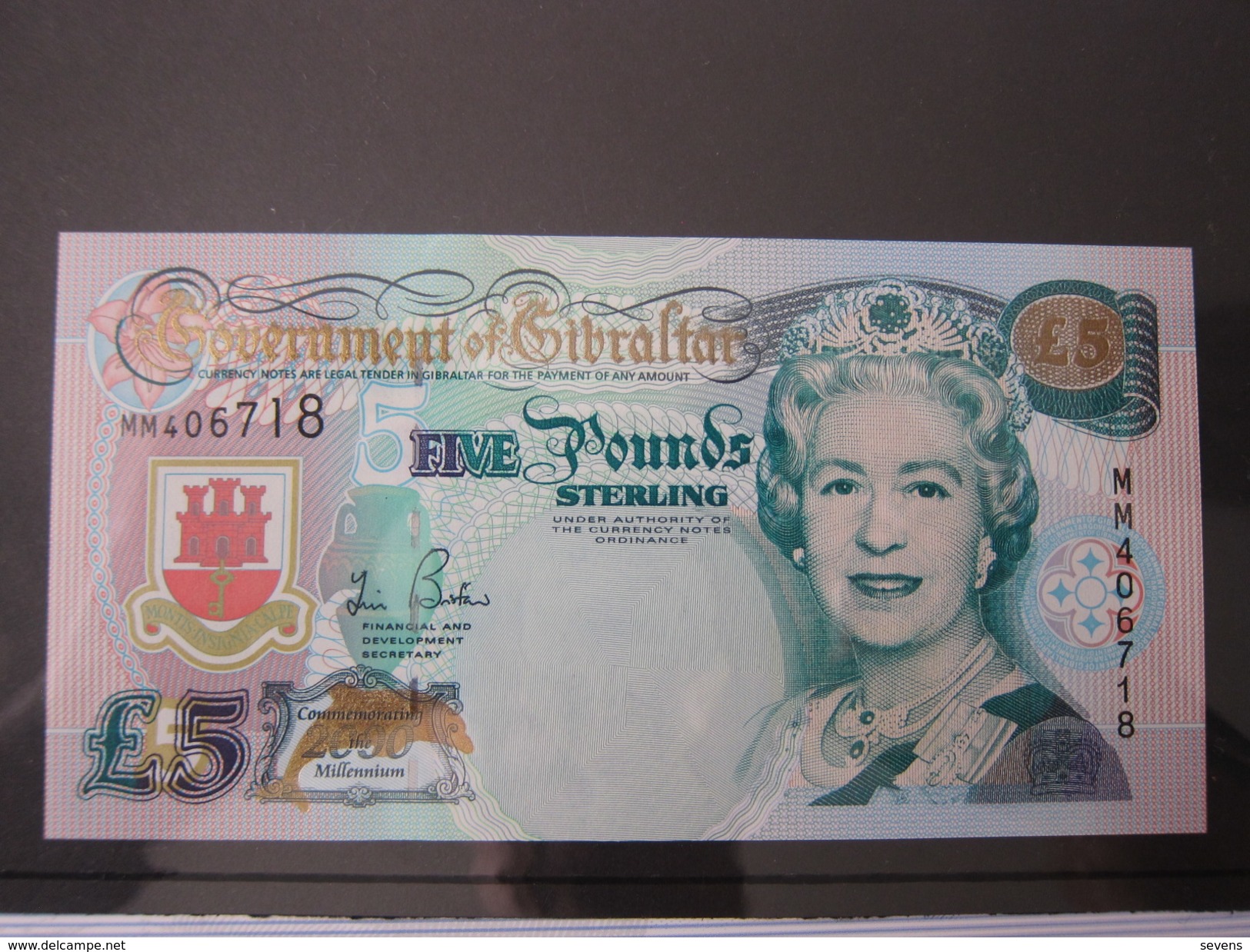 The First Gibraltar 5 Pound Banknote With The Queen's Portrain,millennium Issue - Gibilterra