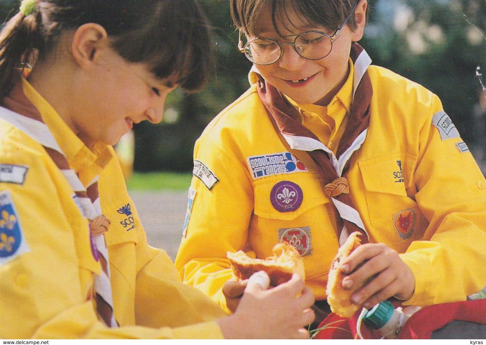 CPM 10X15 . SCOUTISME . Deux Jeunes Scouts Du "Scoutisme Français " Se Partageant Une Brioche - Scoutisme