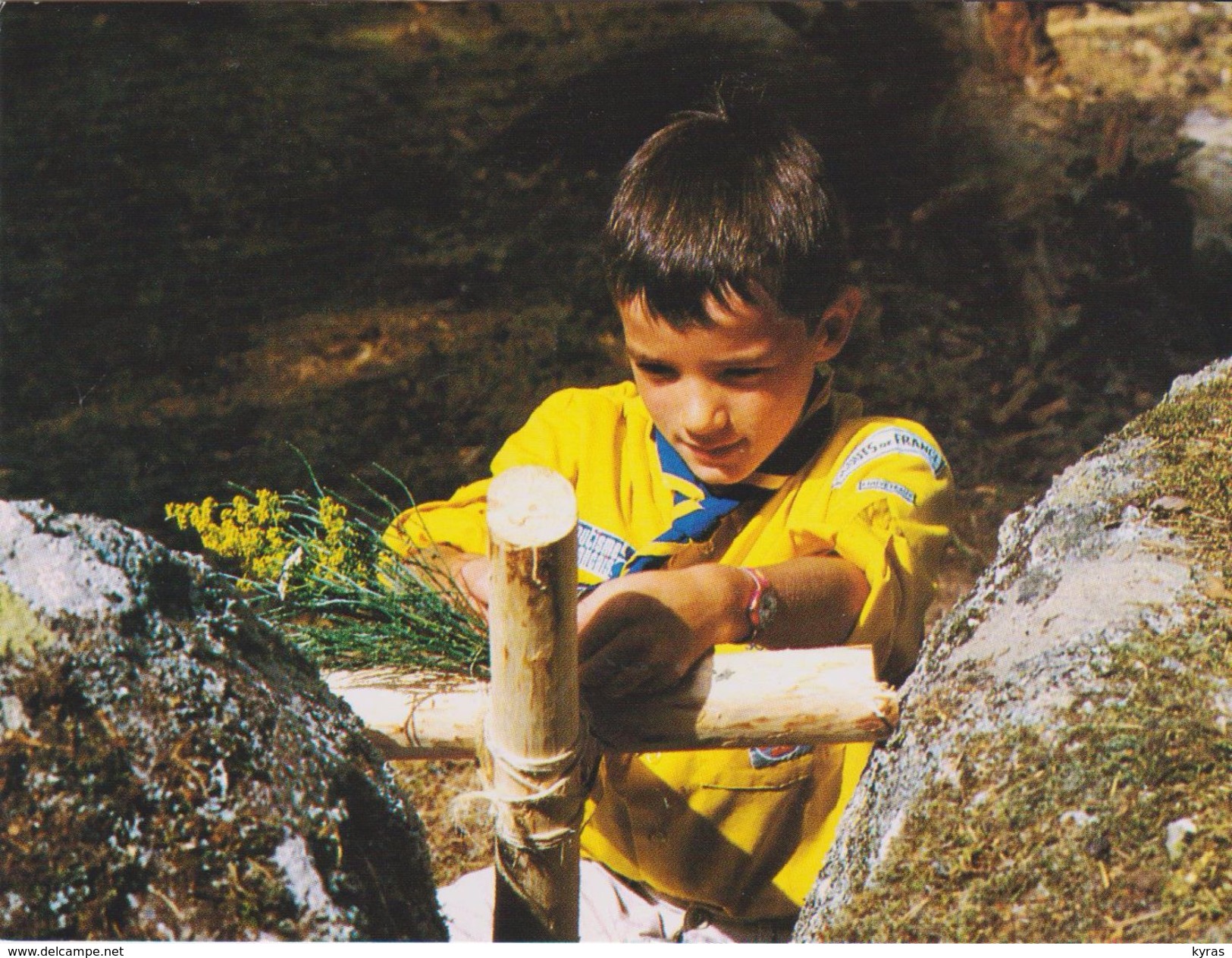 CPM 10X14 . SCOUTISME . Jeune Scout Du "Scoutisme Français " Attachant Deux Poteaux En Croix  ( En L'état) - Scouting