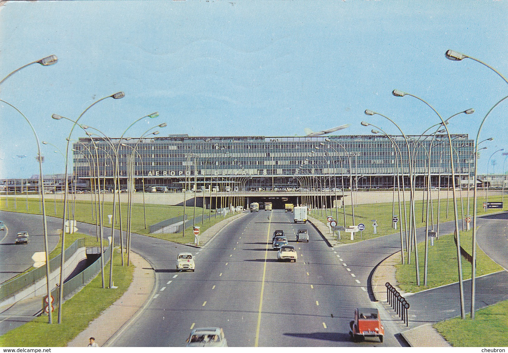 75. AEROPORT DE PARIS ORLY. CPSM. ARRIVEE A L'AEROGARE. VOITURES . ANNEE 1965 + TEXTE - Aéroports De Paris