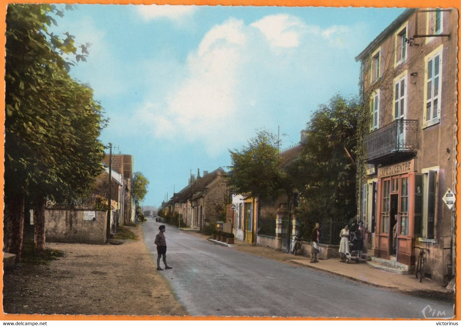 SAINT-GILLES  -  GRANDE RUE  -   PERSONNES DEVANT LE CAFE DU CENTRE -  1972  -   Editeur COMBIER IMP. MACON - Altri & Non Classificati