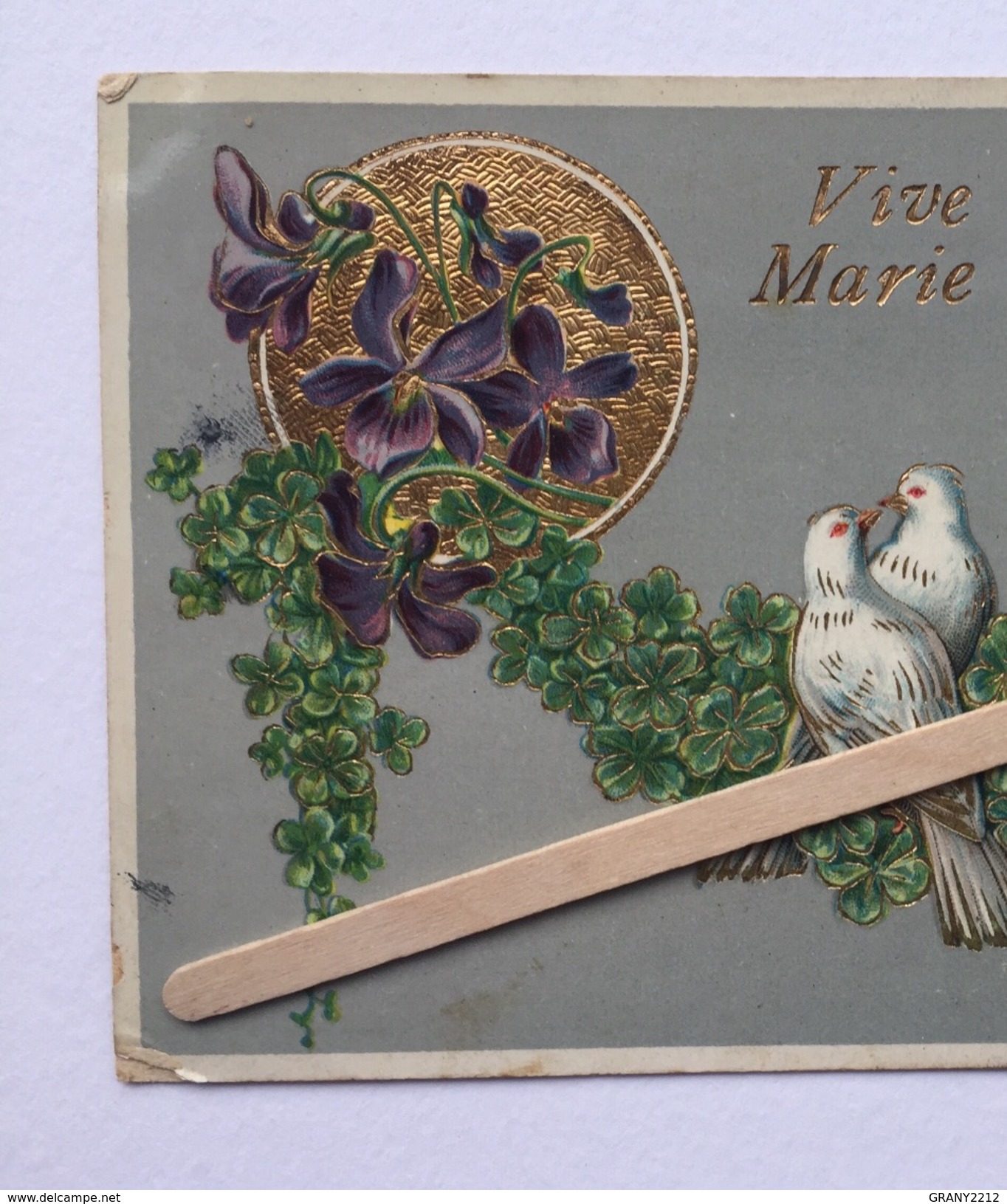 VIVE MARIE "  Carte Gaufrée " Couple De Colombes , Fleurs Violettes, Trèfle à 4 Feuilles,dorure (nº 1376 ) "JMPORT" S.O - Autres & Non Classés