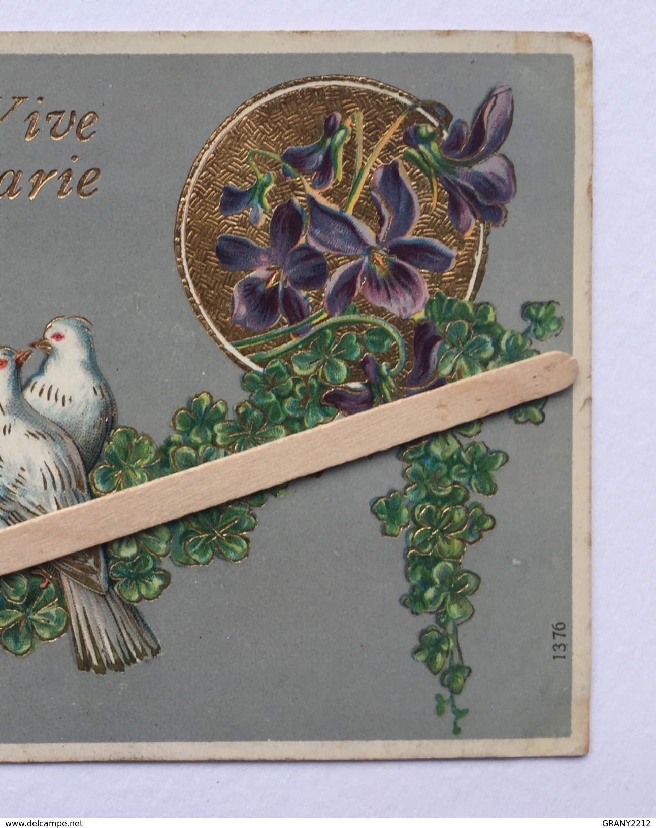 VIVE MARIE "  Carte Gaufrée " Couple De Colombes , Fleurs Violettes, Trèfle à 4 Feuilles,dorure (nº 1376 ) "JMPORT" S.O - Autres & Non Classés