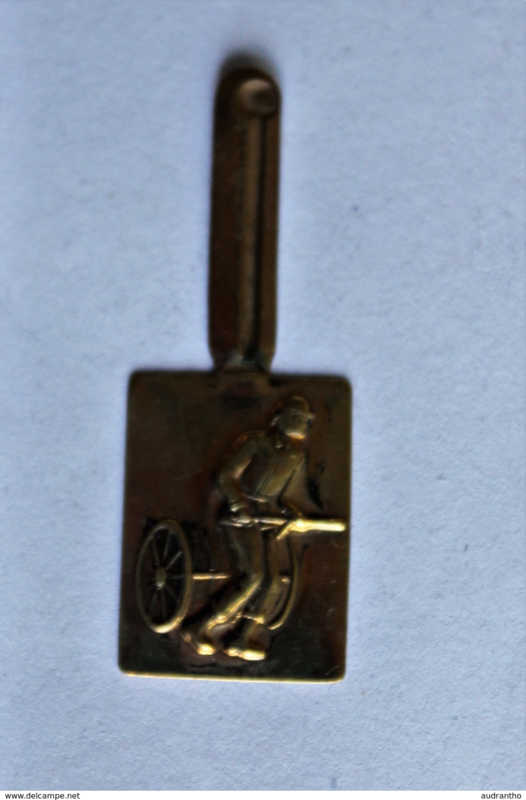 Insigne Ancien Broche épingle Secourisme Pompier Avec Chariot Tuyeau Incendie - Firemen