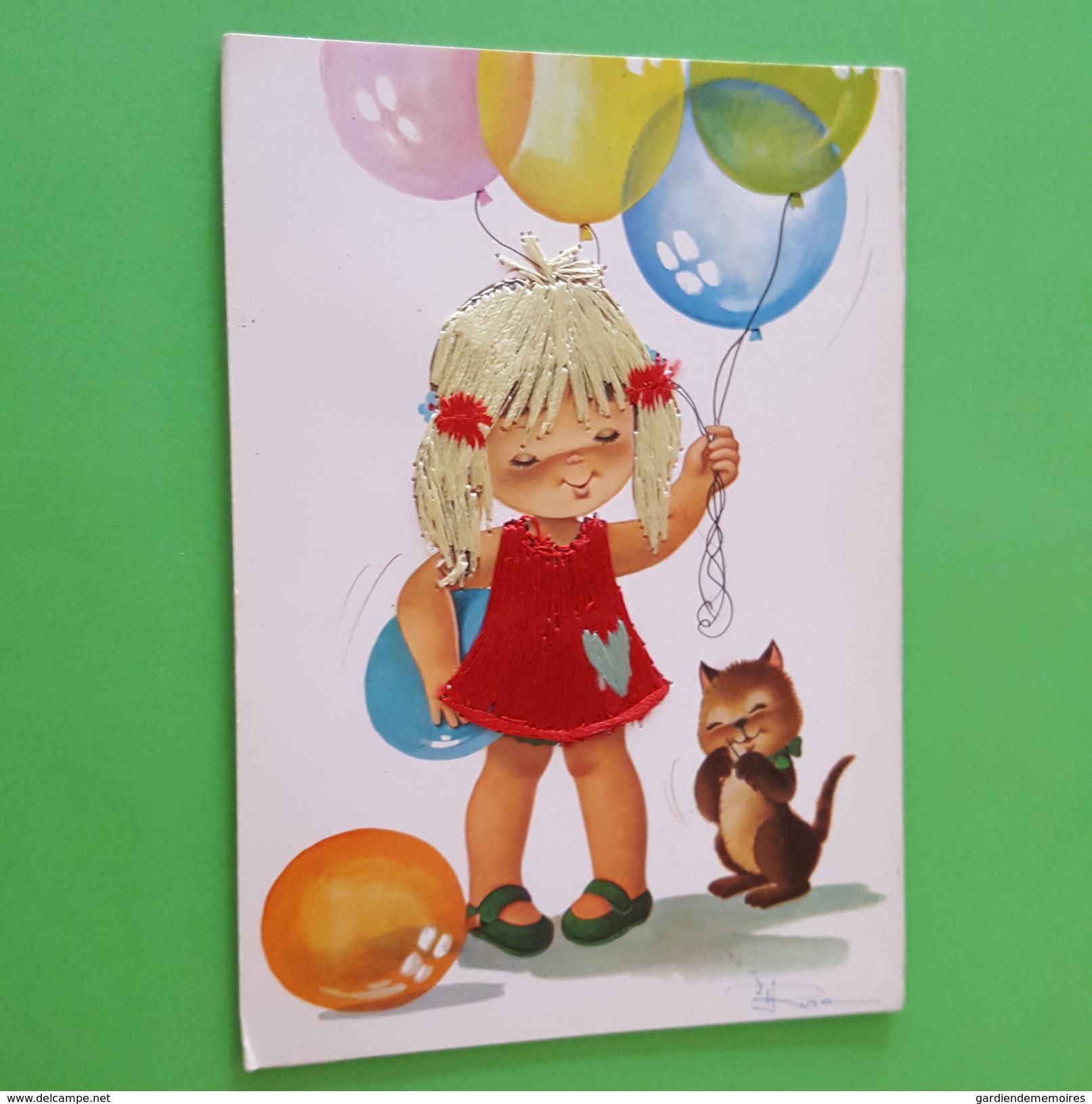 Carte Brodée - Fillette Aux Ballons De Baudruche - Chat - Illustrée Par Risa - Brodées