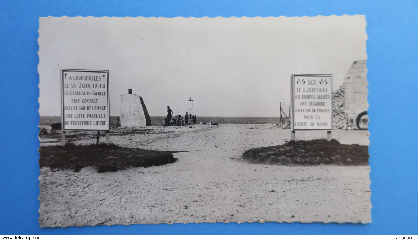 CPA  Calvados - Courseulles-sur-Mer - Tableaux élevés En Souvenir Du Débarquement De Juin 1944, "Le Général De Gaulle... - Courseulles-sur-Mer