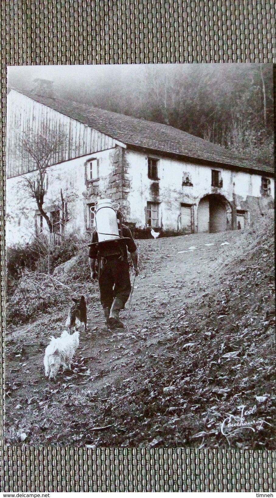 CPM. N°88. Joël COUCHOURON Vosges - LE PORTEUR DE BIDON DE LAIT - FERME Et CHIEN  - LES VIEUX METIERS - BOUILLE - Paysans